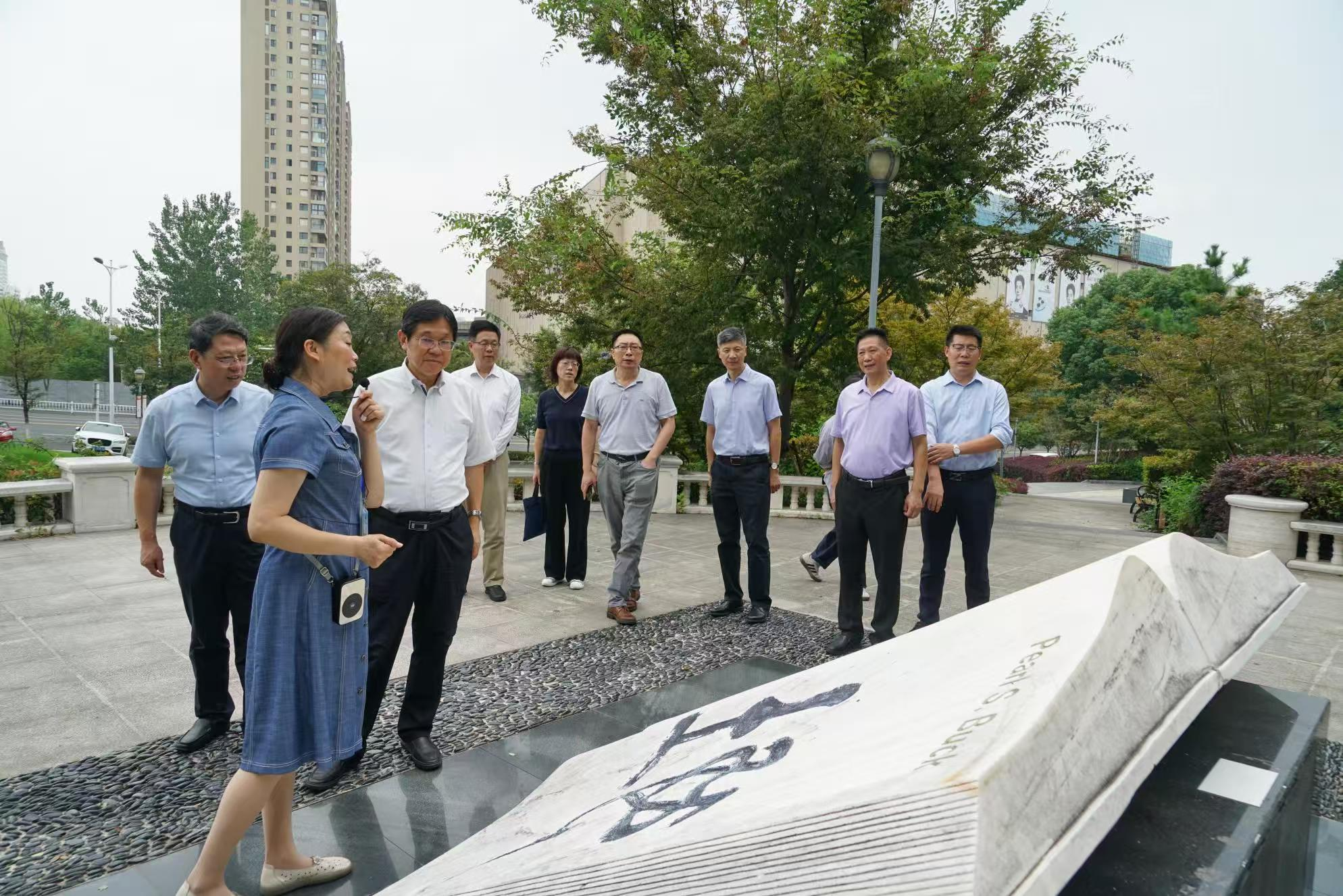 省人大调研组在我市对外交流基地开展调研