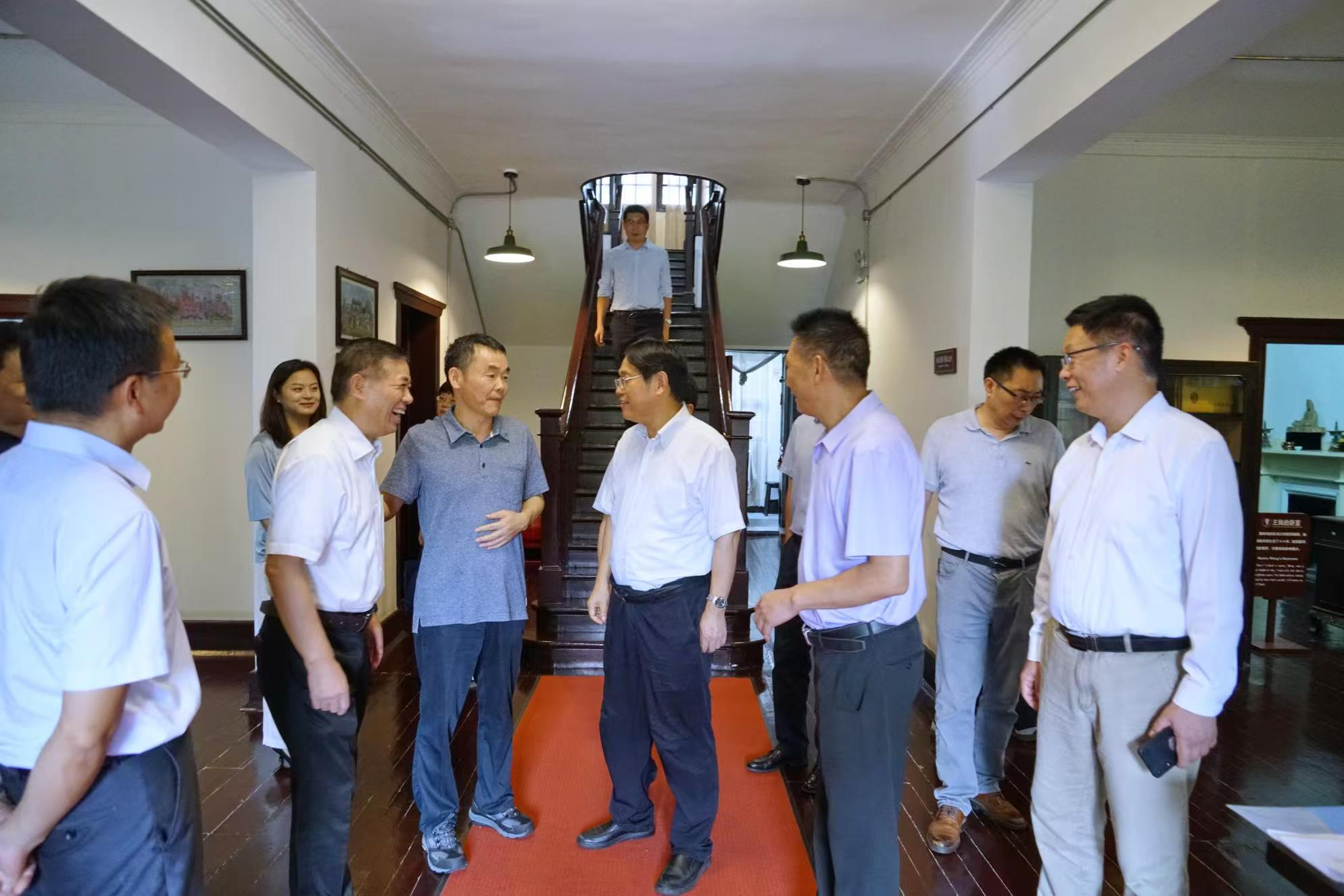 省人大调研组在我市对外交流基地开展调研