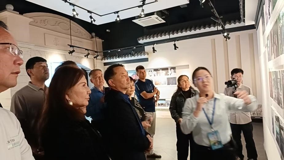新疆伊犁州少数民族代表在赛珍珠纪念馆参观交流