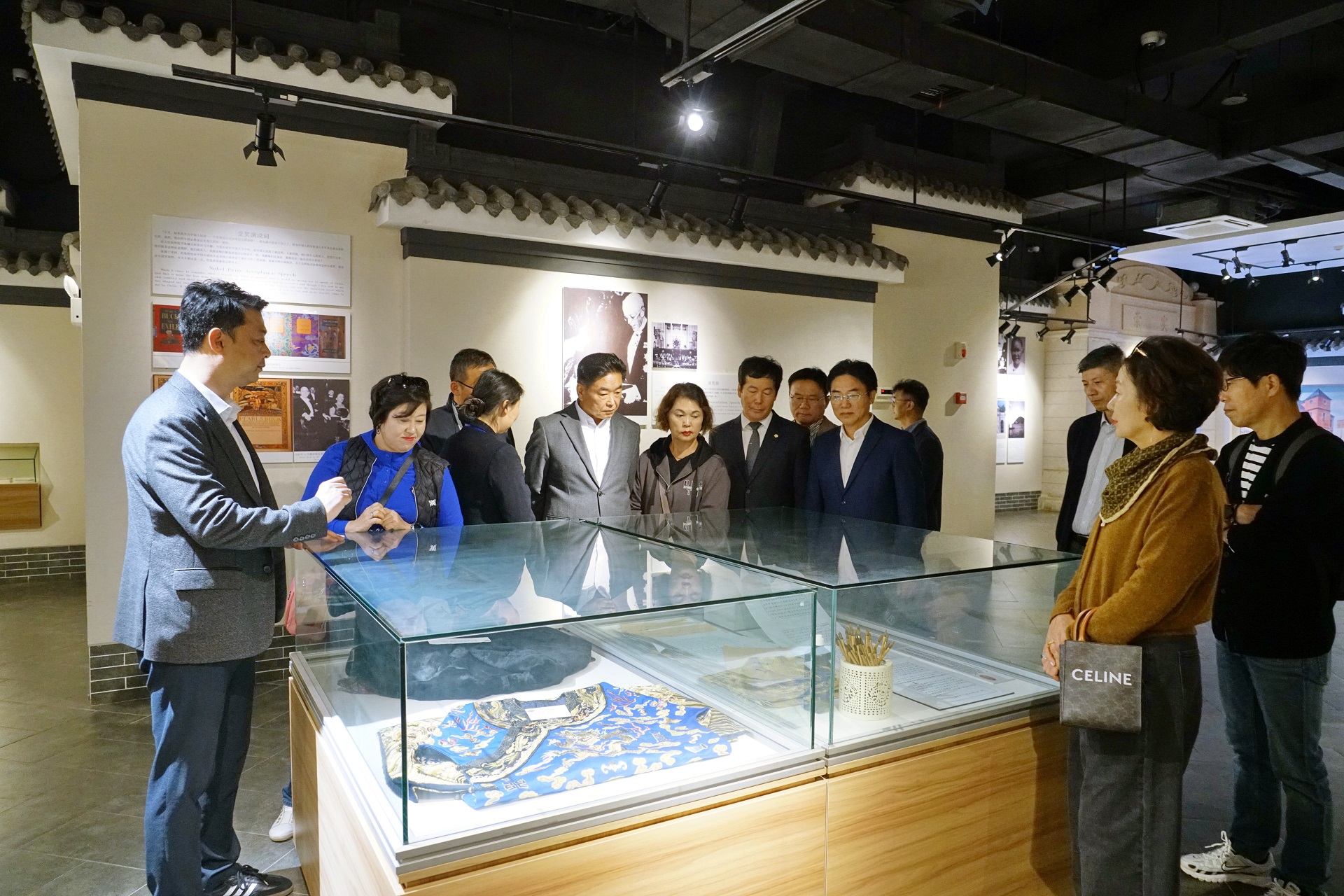 韩国益山市议会议长金京镇一行参观访问赛珍珠文化公园