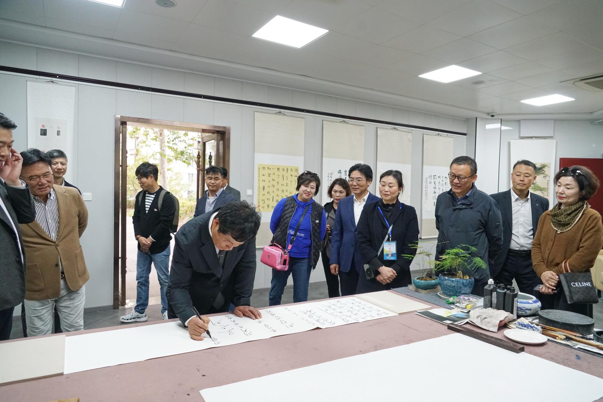 韩国益山市议会议长金京镇一行参观访问赛珍珠文化公园