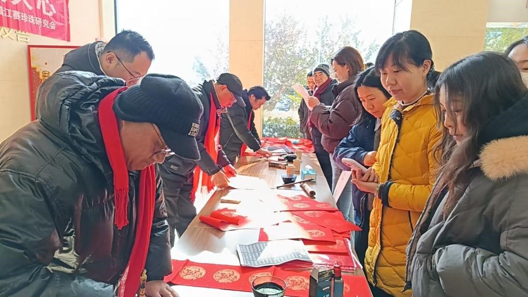 翰墨迎新春，联建暖人心——镇江市赛珍珠研究会送福进企业