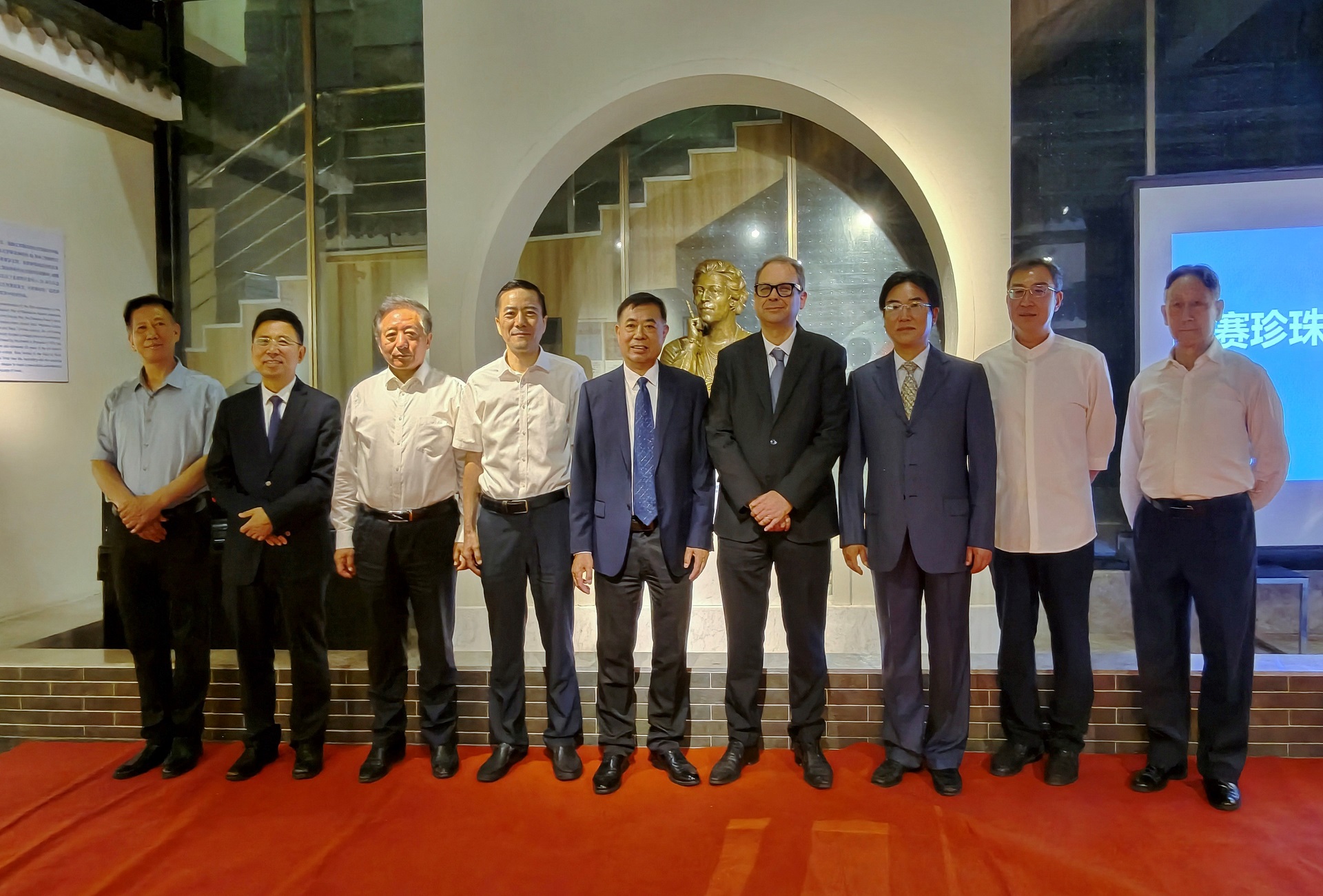 美国罗丹国际艺术家基金会向镇江赛珍珠纪念馆捐赠赛珍珠青铜像
