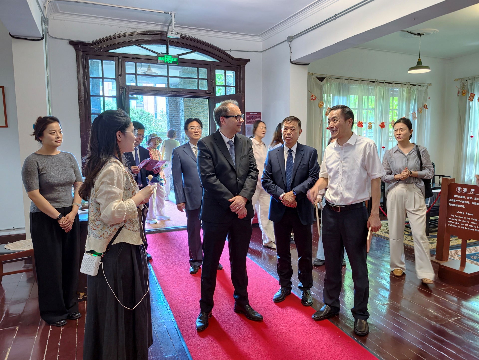 美国罗丹国际艺术家基金会向镇江赛珍珠纪念馆捐赠赛珍珠青铜像