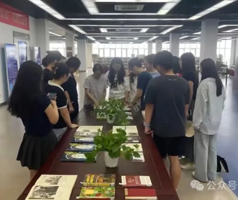 她以笔为戈助威中国抗战