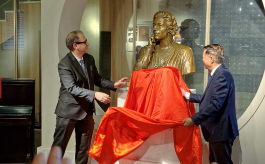 美国罗丹国际艺术家基金会向镇江赛珍珠纪念馆捐赠赛珍珠青铜像